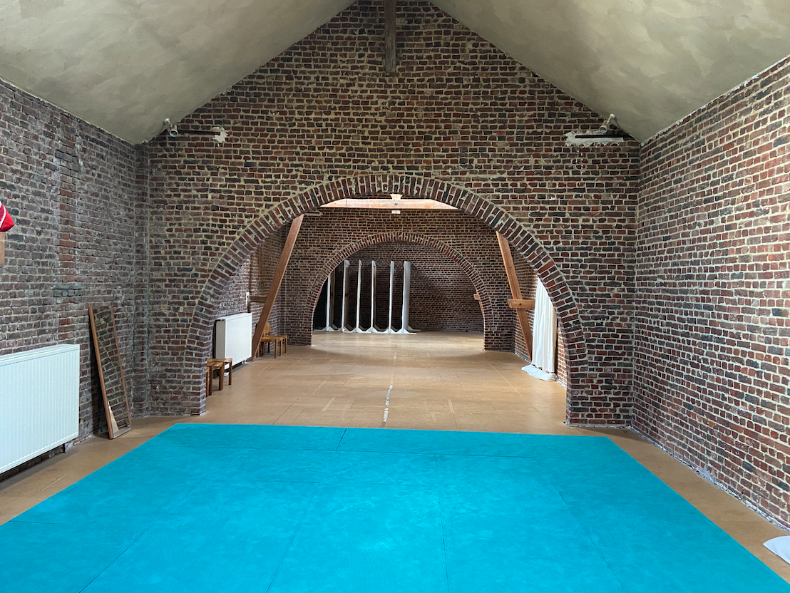 salle du haut photo de la salle du haut avec briques et plancher, location de salle de repetition