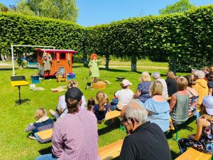 spectacle solo de clown le temps selon marguerite spectacle participatif avec du public et une roulotte colorée