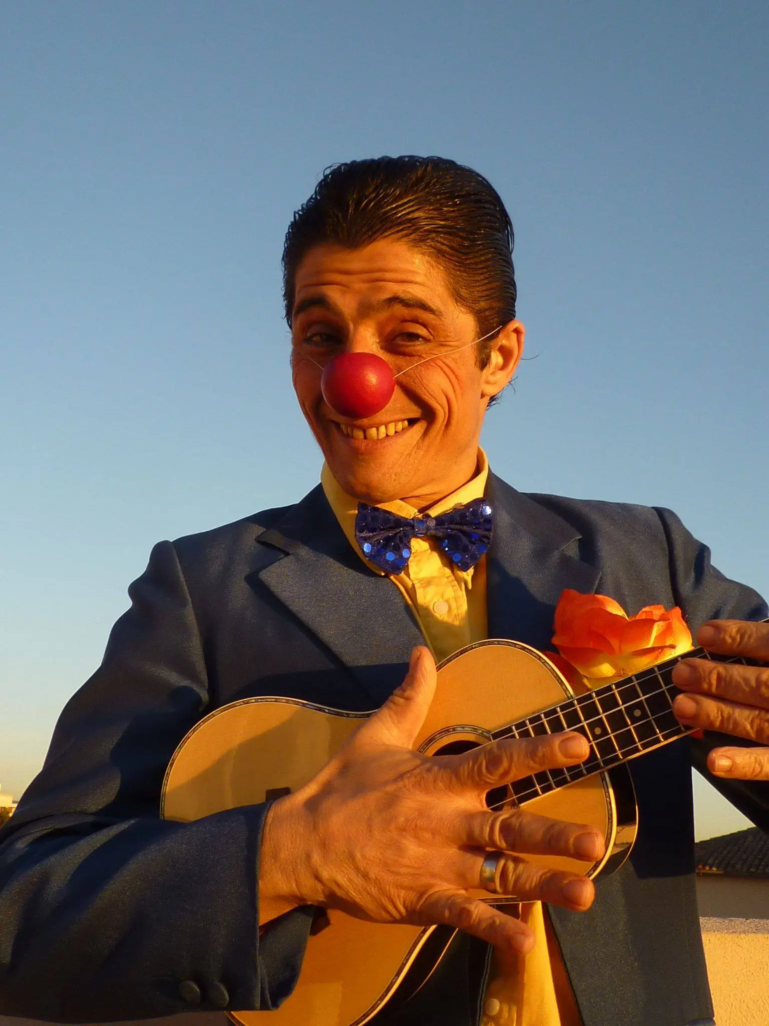 formation clown bruno krief avec un ukulélé en costume