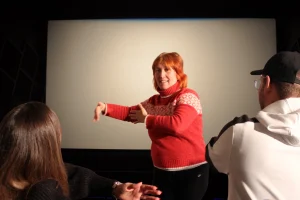 formation prise de parole, la formatrice montre comment gérer son corps dans l'espace