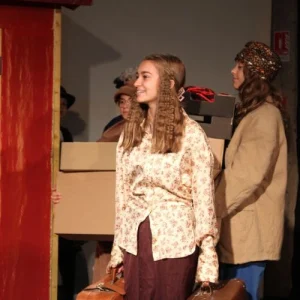 une élève de cours de theatre pour enfant à beauvais en costume d'époque qui sourit