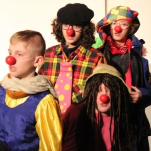 plusieurs enfants en cours de théâtre clown avec leur nez rouge