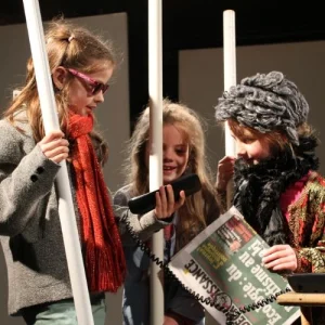 trois enfants en cours de theatre joue des voisines avec des costumes et de perruques